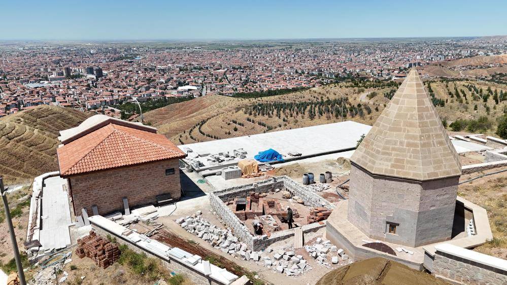 Selçuklu dönemine ait 1'i çocuğa ait 5 mezar bulundu 2